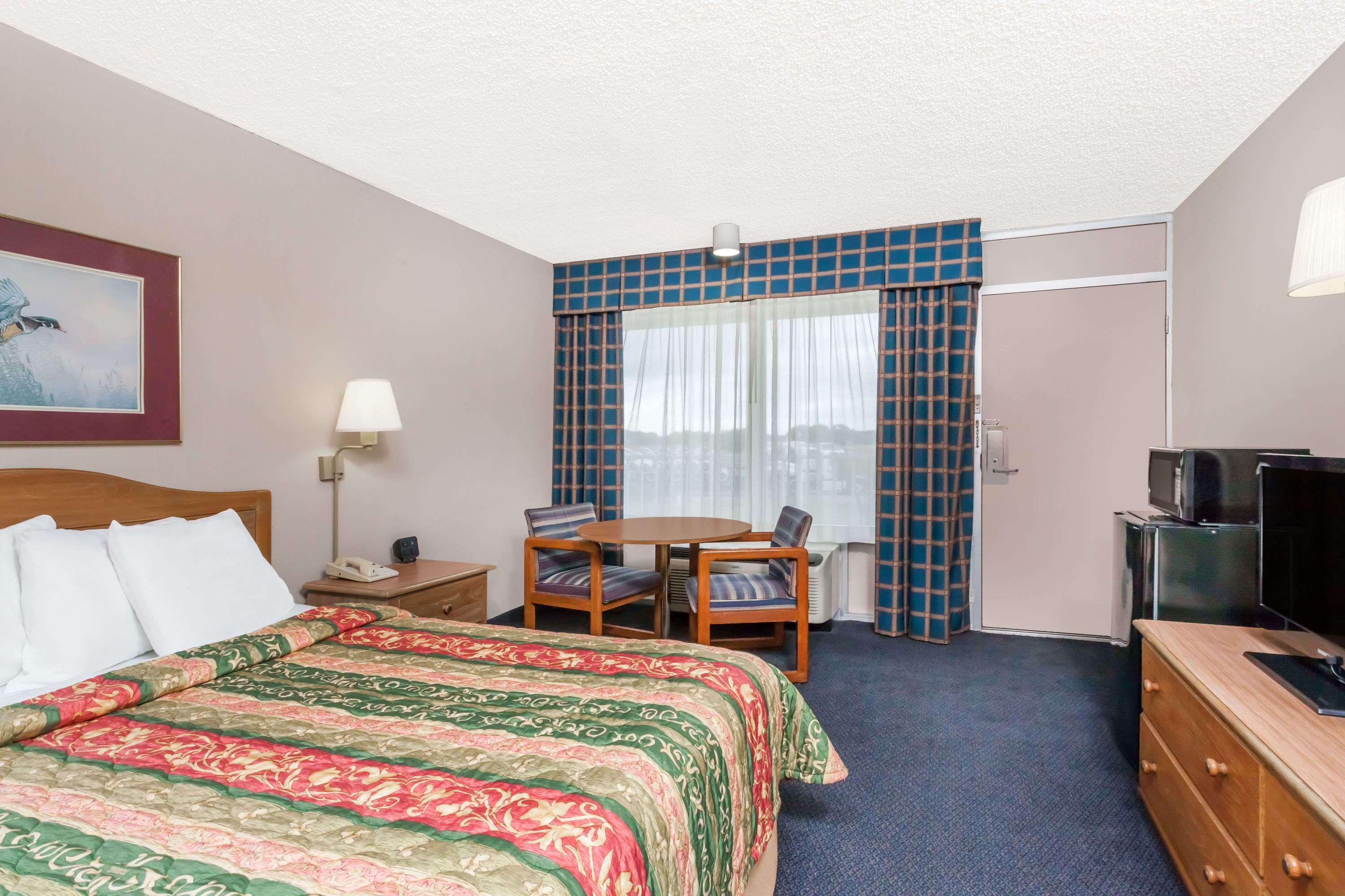 Days Inn By Wyndham Seguin Tx Exterior photo