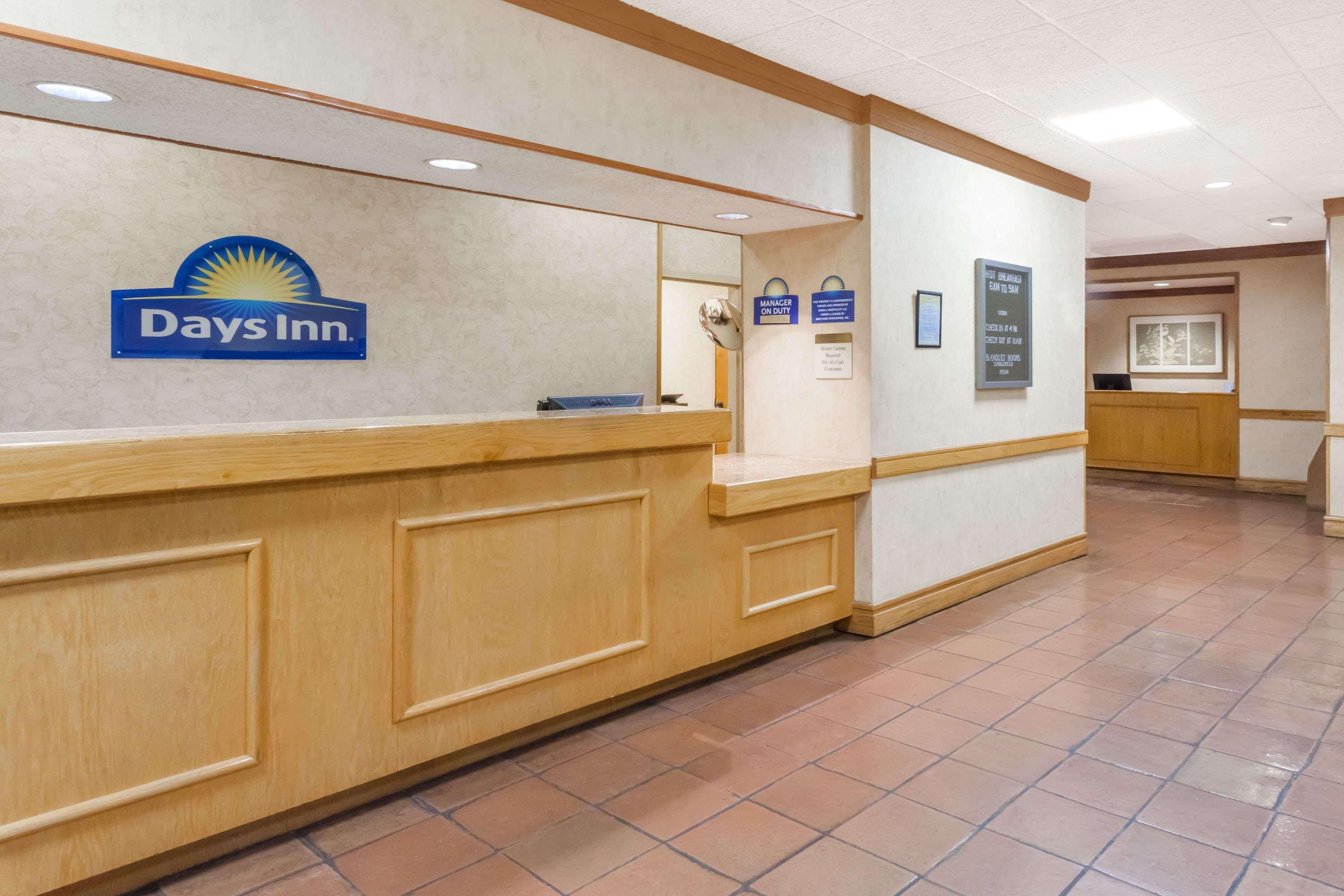 Days Inn By Wyndham Seguin Tx Exterior photo