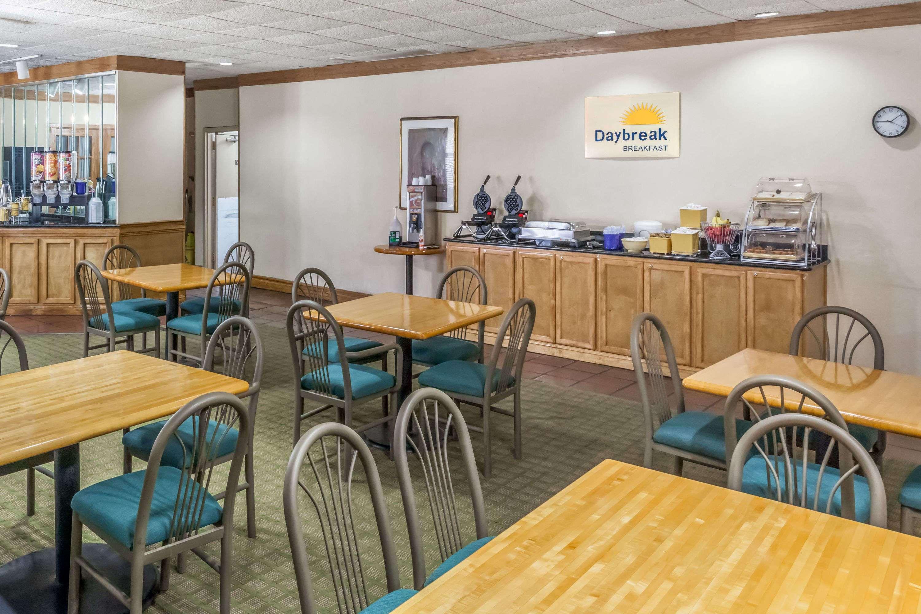 Days Inn By Wyndham Seguin Tx Exterior photo