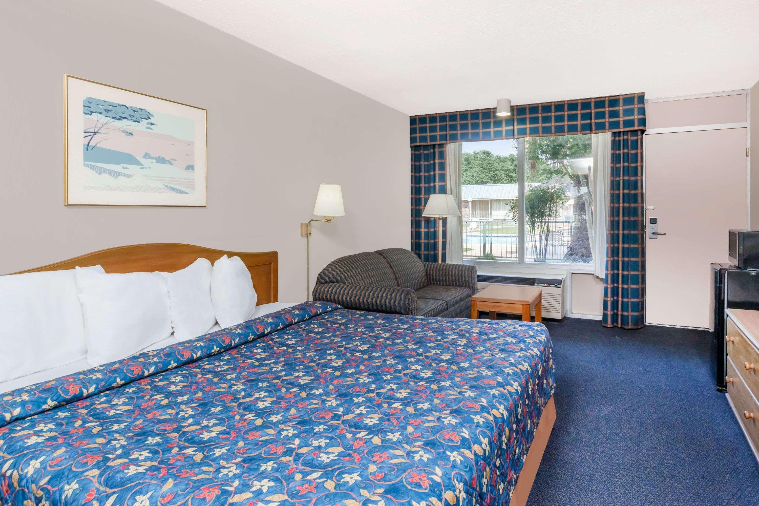 Days Inn By Wyndham Seguin Tx Exterior photo