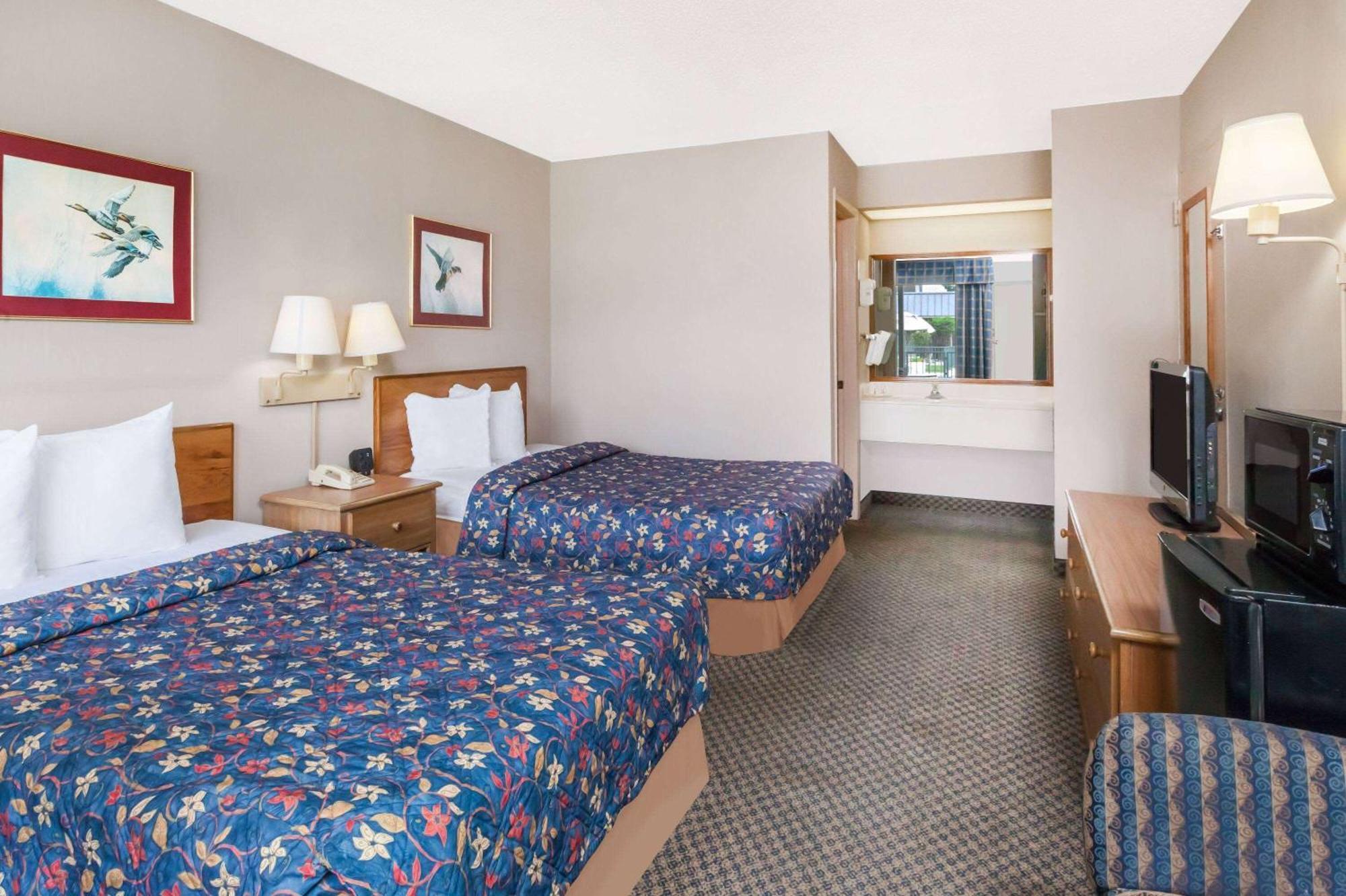Days Inn By Wyndham Seguin Tx Exterior photo