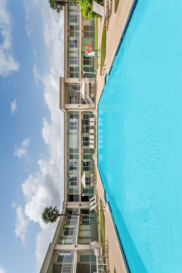 Days Inn By Wyndham Seguin Tx Exterior photo