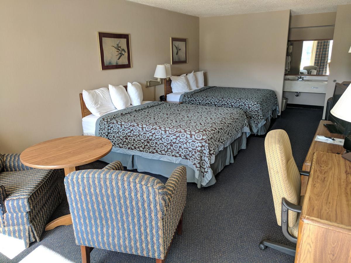 Days Inn By Wyndham Seguin Tx Exterior photo