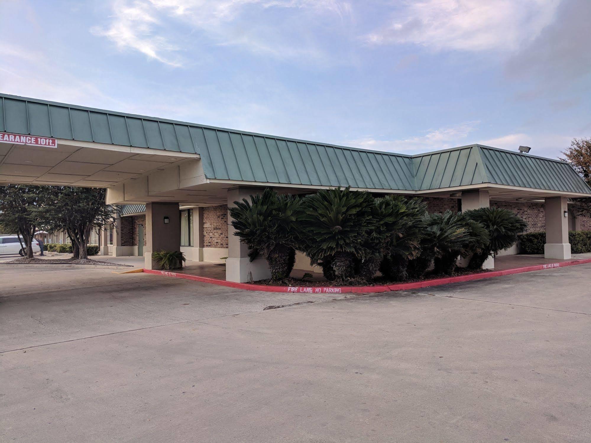 Days Inn By Wyndham Seguin Tx Exterior photo