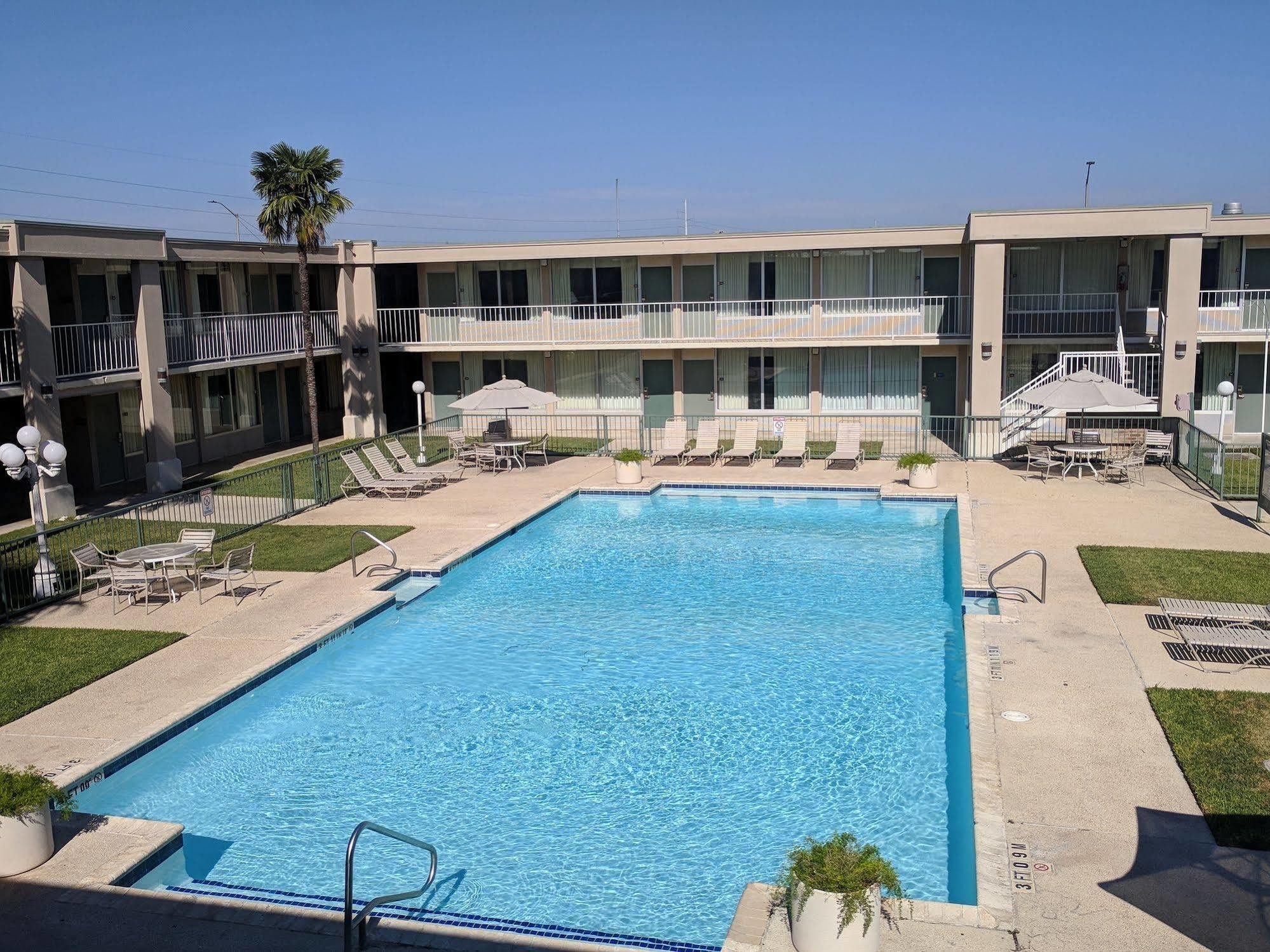 Days Inn By Wyndham Seguin Tx Exterior photo